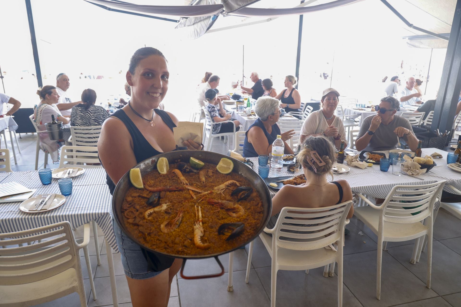 En imágenes, las playas de La Manga y Cabo de Palos se llenan en el puente de agosto