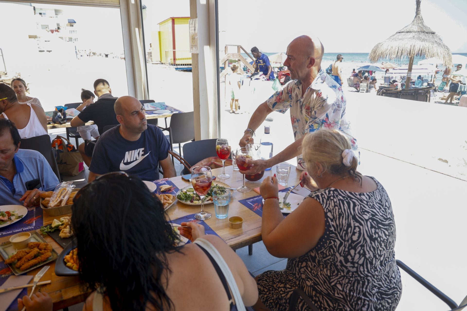 En imágenes, las playas de La Manga y Cabo de Palos se llenan en el puente de agosto