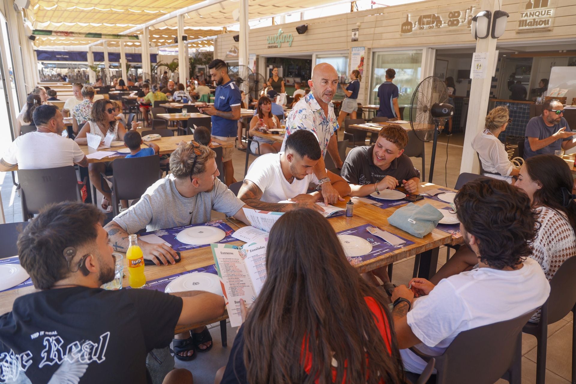 En imágenes, las playas de La Manga y Cabo de Palos se llenan en el puente de agosto