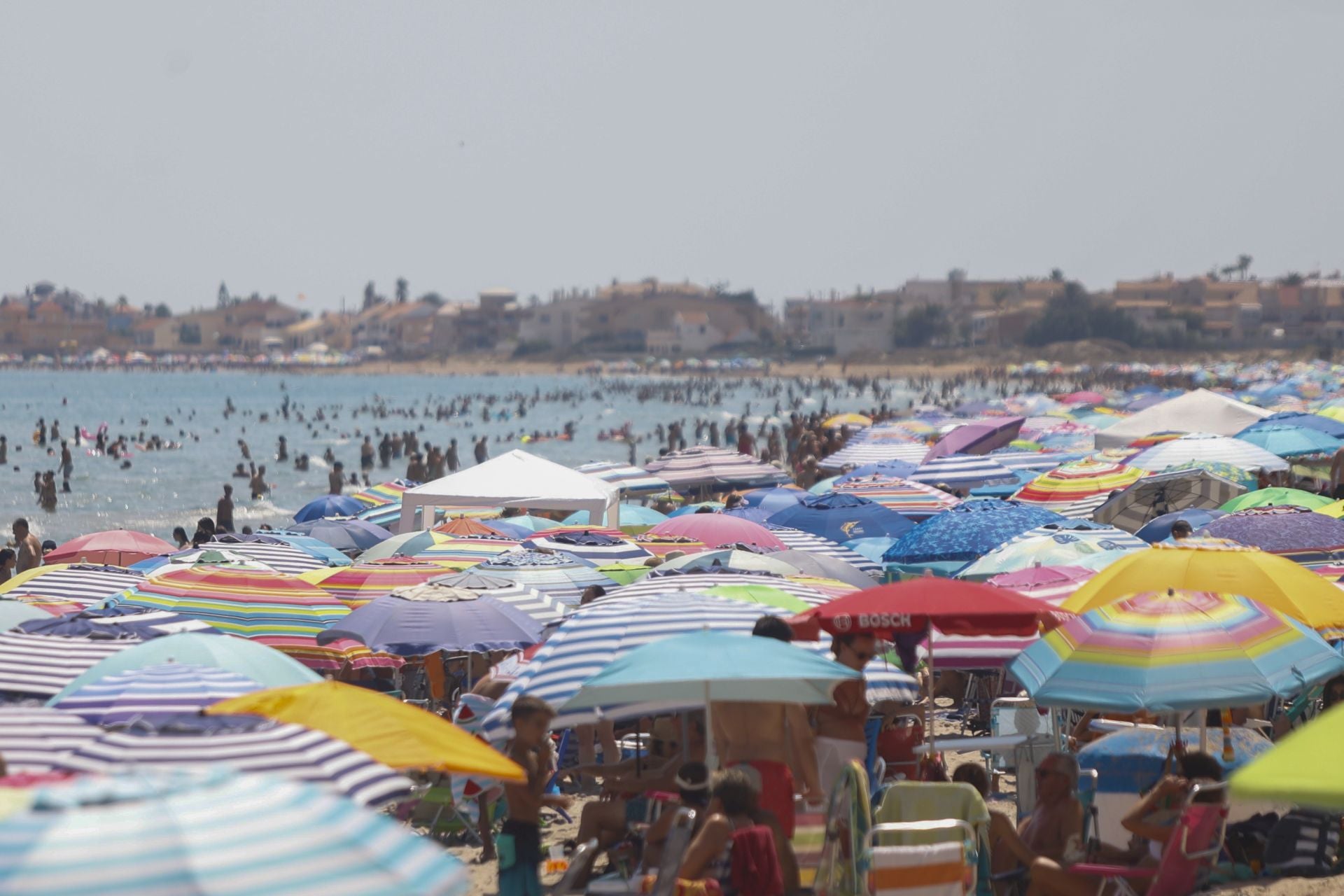 En imágenes, las playas de La Manga y Cabo de Palos se llenan en el puente de agosto