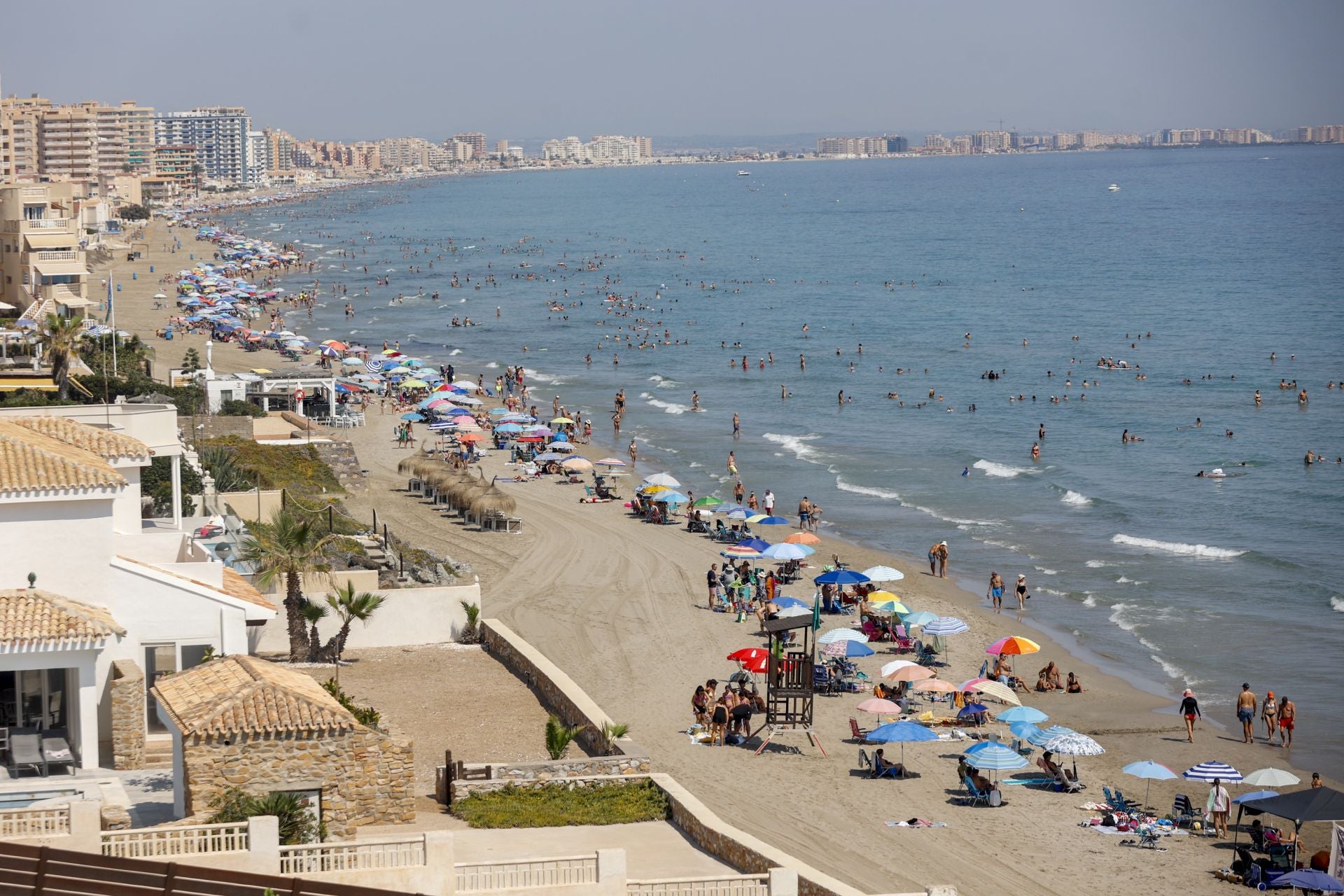 En imágenes, las playas de La Manga y Cabo de Palos se llenan en el puente de agosto