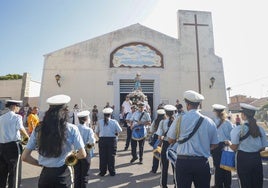 Banda de tambores y cornetas, ante la Virgen en Los Nietos.