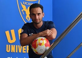 Juanma Bravo, el pasado miércoles, posando en las oficinas del UCAM CF sobre un balón.