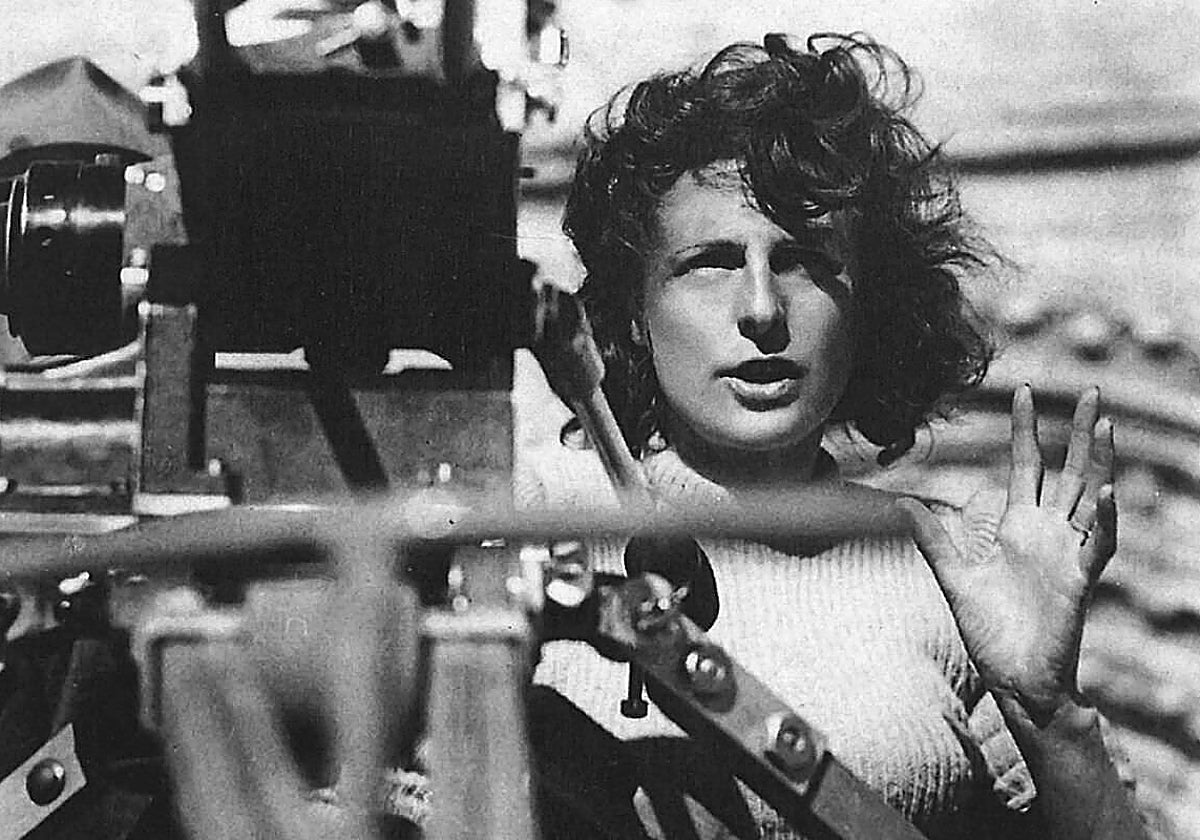 La actriz, cineasta y fotógrafa alemana Leni Riefenstahl murió a los 101 años en 2003. En la imagen, en el rodaje de 'Tierra baja' en 1940.