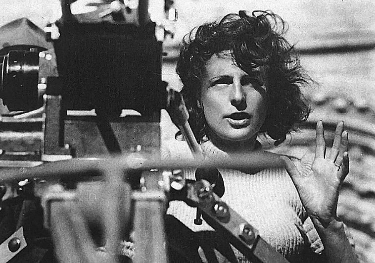 La actriz, cineasta y fotógrafa alemana Leni Riefenstahl murió a los 101 años en 2003. En la imagen, en el rodaje de 'Tierra baja' en 1940.