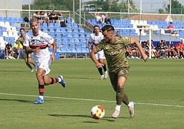 Schalk conduce el balón, este viernes, ante el Melilla.