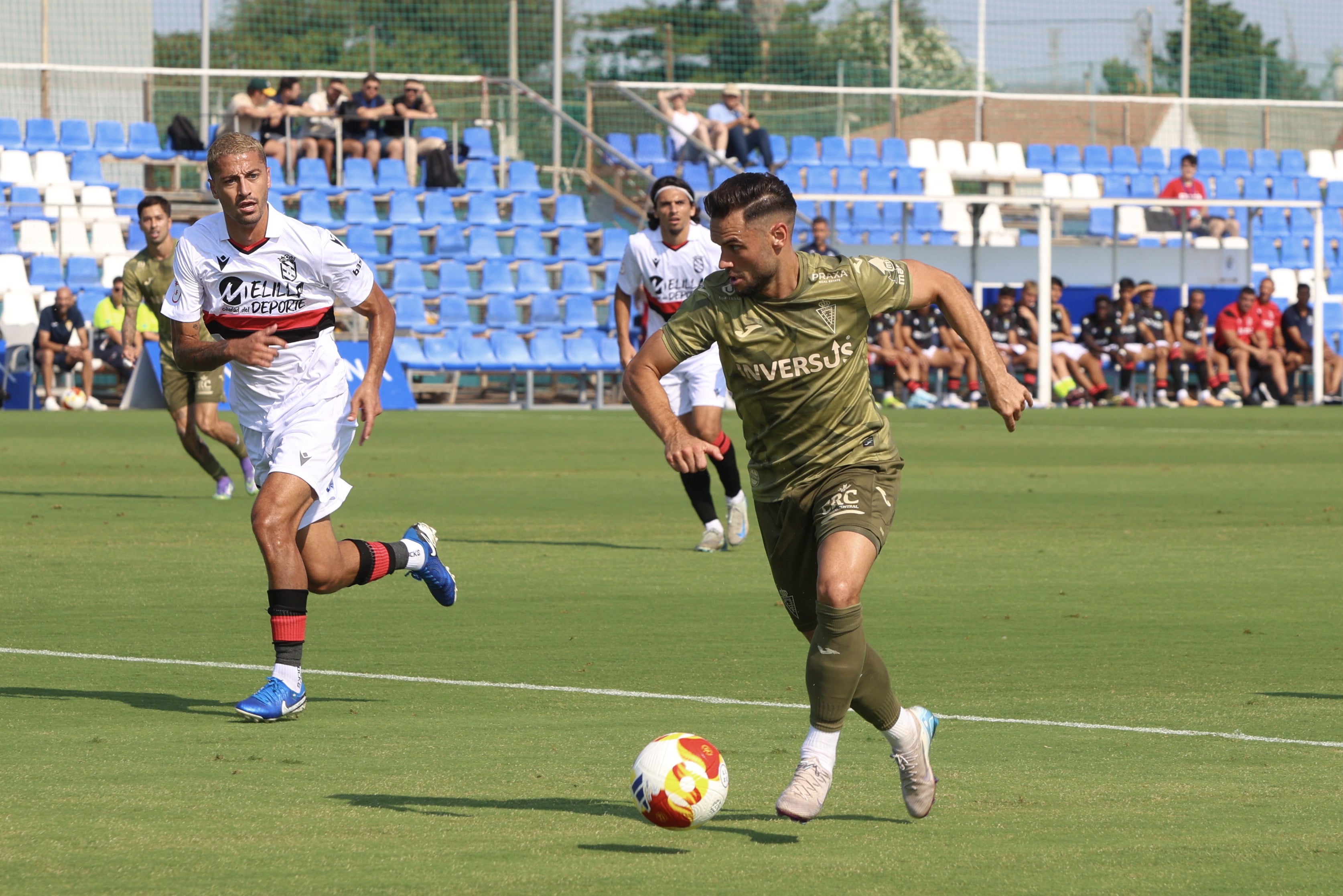 Schalk conduce el balón, este viernes, ante el Melilla.