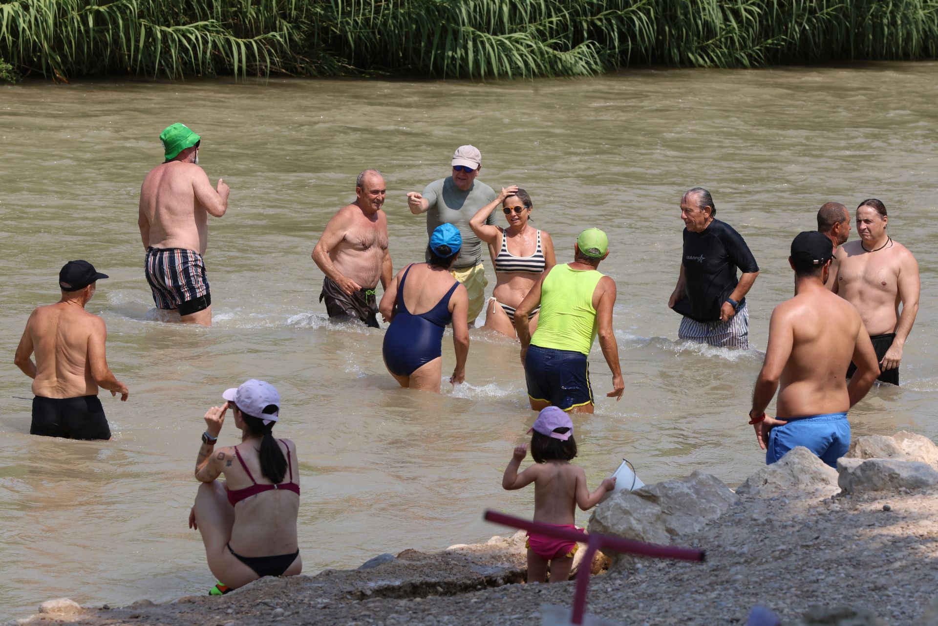 En imágenes, los ríos de la Región de Murcia se convierten en refugio contra la ola de calor