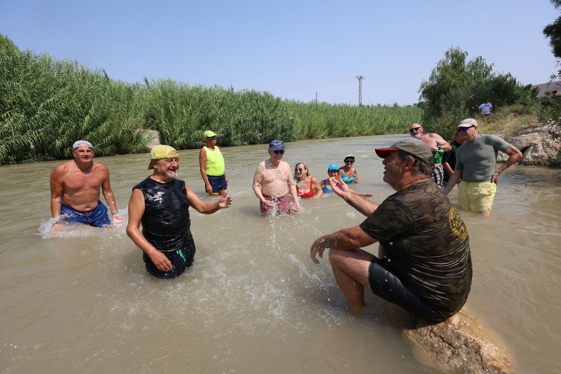 En imágenes, los ríos de la Región de Murcia se convierten en refugio contra la ola de calor
