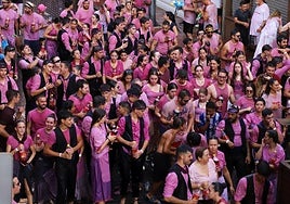 Asistentes a la Gran Cabalgata, empapados de vino.