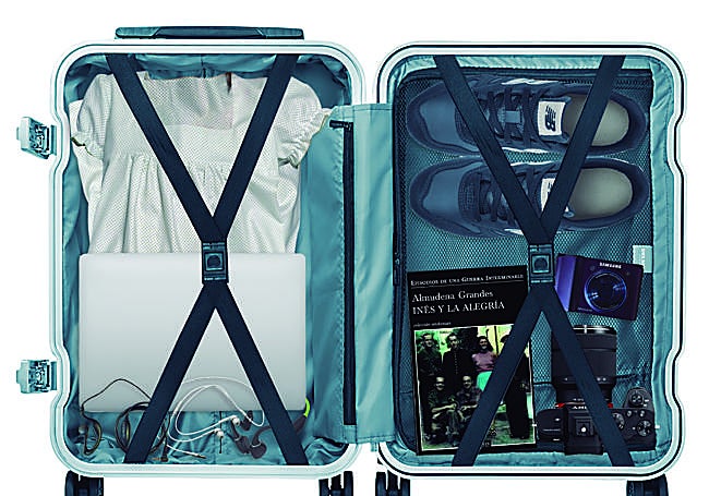 Los imprescindibles. Vestido Jane Short Dress #5, 'Inés y la alegría', de Almudena Grandes, una cámara réflex Sony Alpha 7 y una Samsung digital, tenis New Balance, portátil y tres auriculares de cable sin diadema para móvil, iPad y Mac.