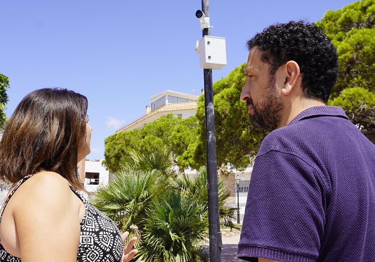 Los concejales de Los Alcázares María del Carmen Vegara y Eufemio Pacheco, ante una cámara de vigilancia.