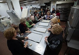 Voluntarias preparan panecillos de San Antón en el obrador de panadería y confitería Ricardo en una imagen de archivo.