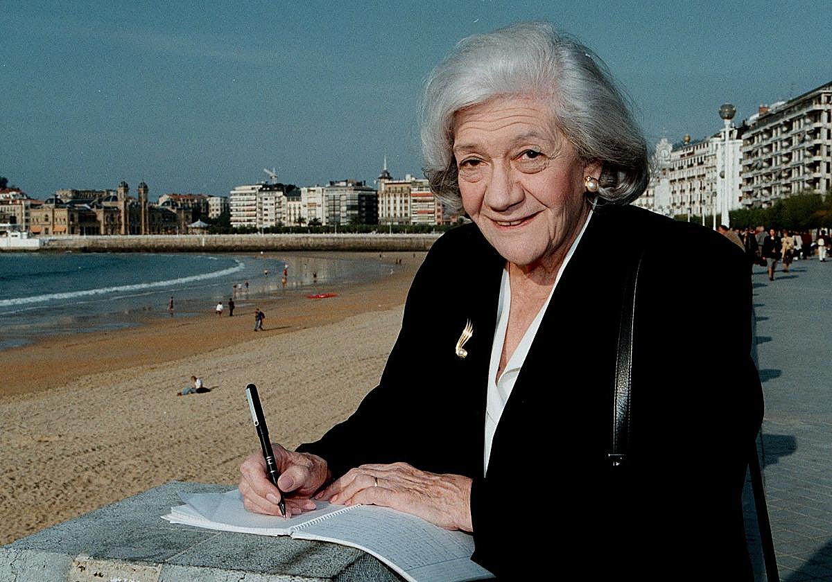 Ana María Matute, en la playa de La Concha de San Sebastián.