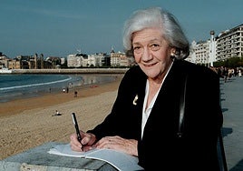 Ana María Matute, en la playa de La Concha de San Sebastián.