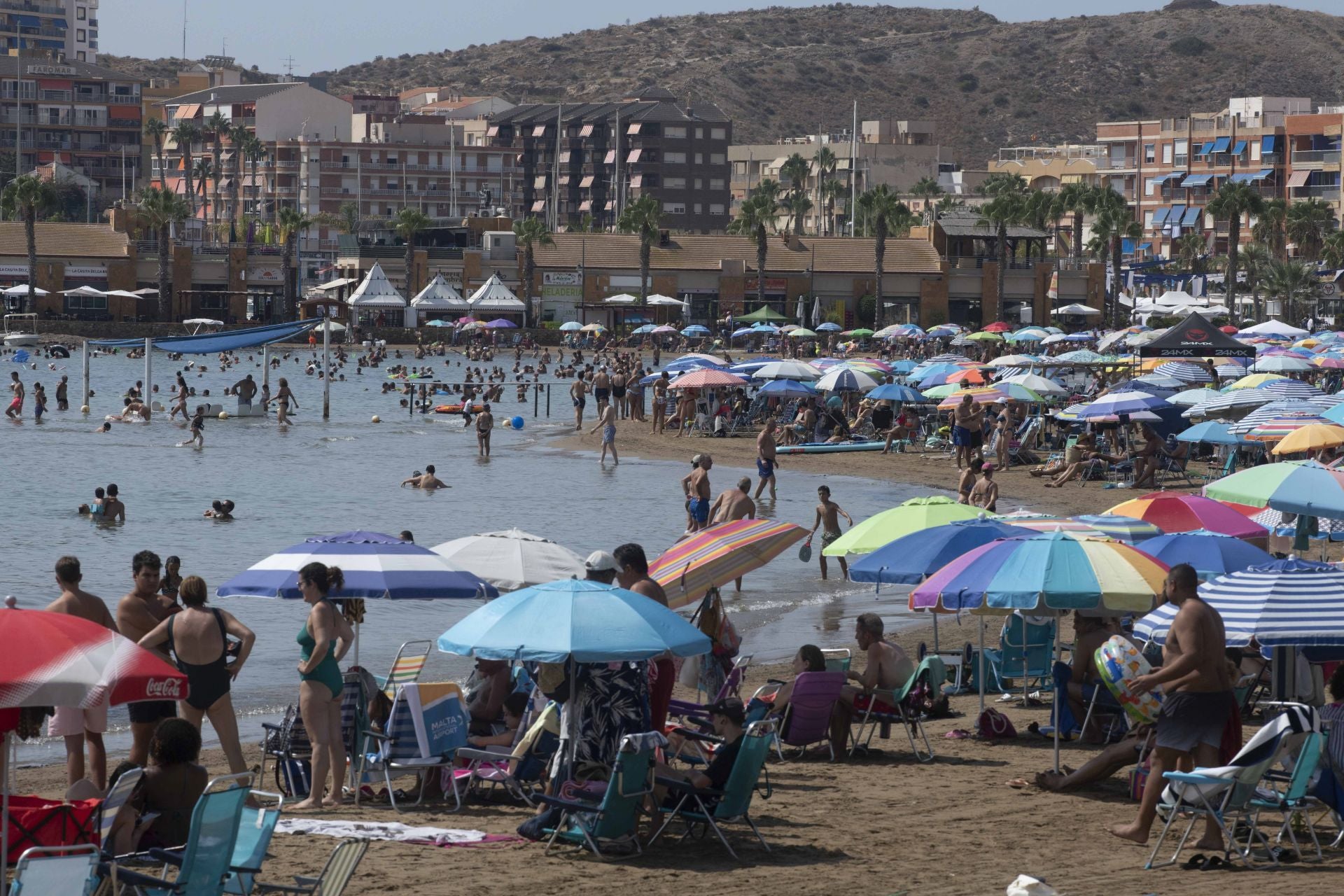 En imágenes, las playas de la Región de Murcia se llenan en el peor día de la ola de calor