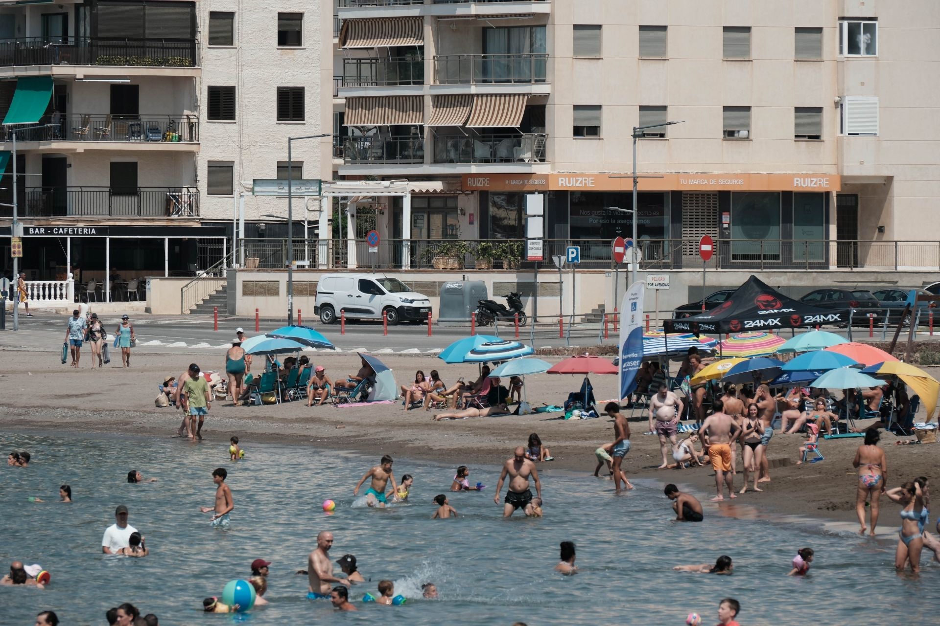 En imágenes, las playas de la Región de Murcia se llenan en el peor día de la ola de calor