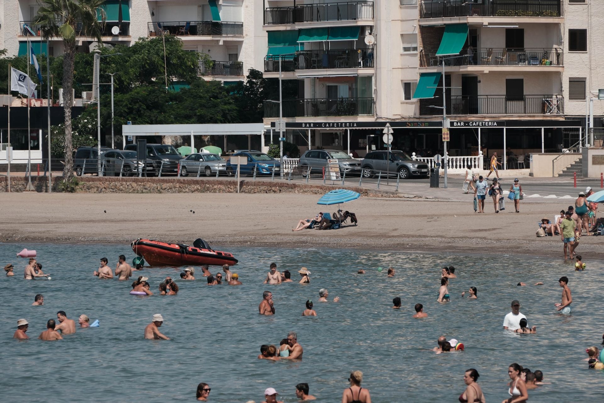En imágenes, las playas de la Región de Murcia se llenan en el peor día de la ola de calor