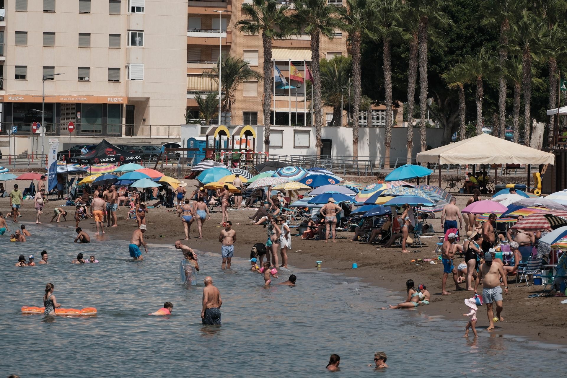 En imágenes, las playas de la Región de Murcia se llenan en el peor día de la ola de calor