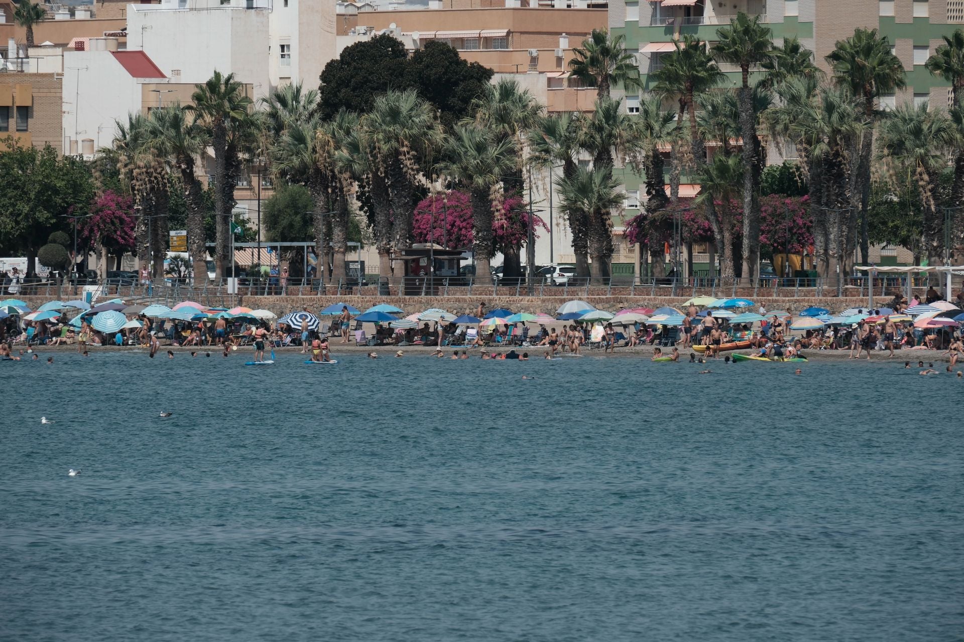 En imágenes, las playas de la Región de Murcia se llenan en el peor día de la ola de calor