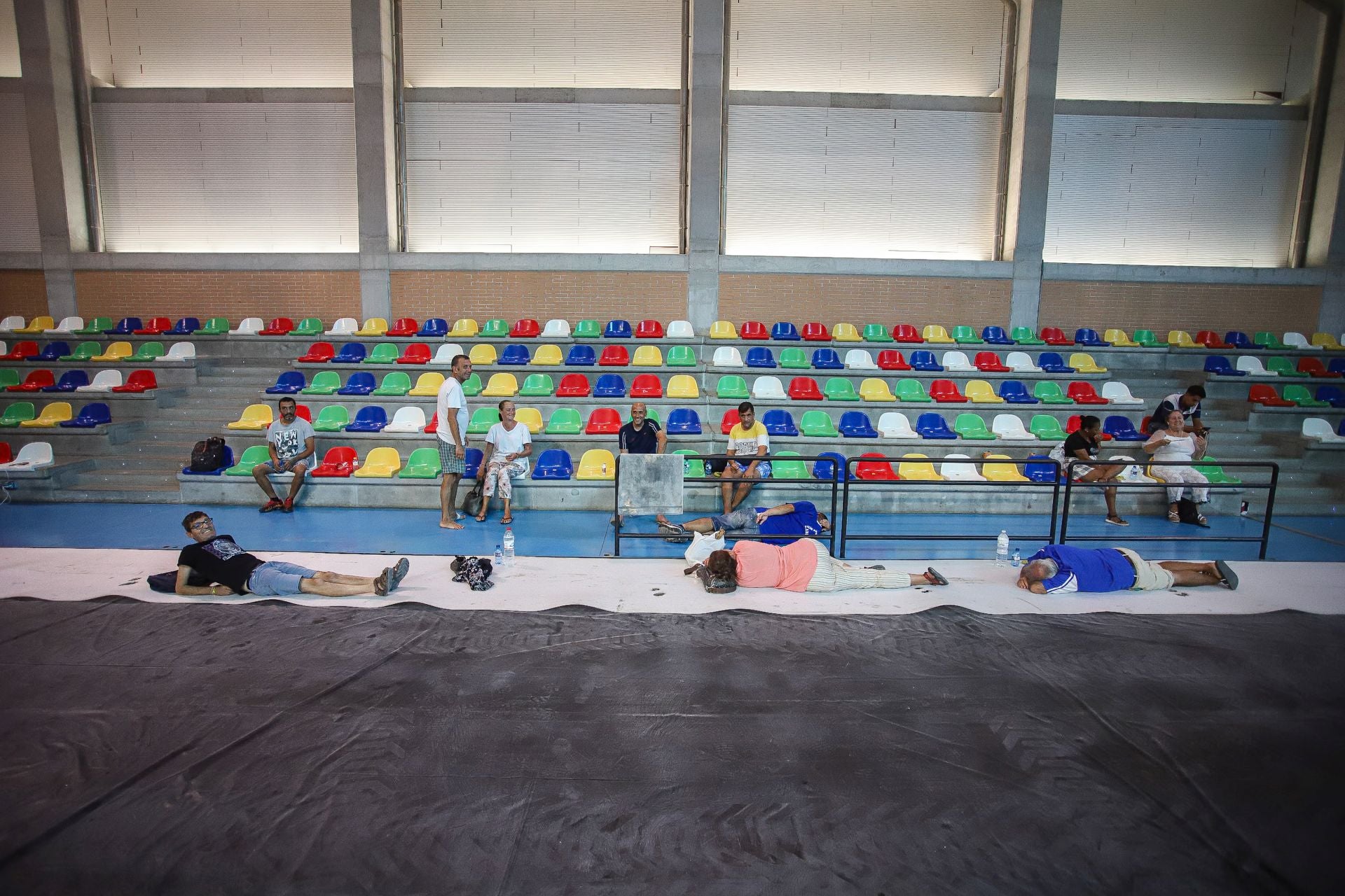 En imágenes, Murcia sufre la alerta roja por calor y el pabellón Cagigal se habilita como refugio climático