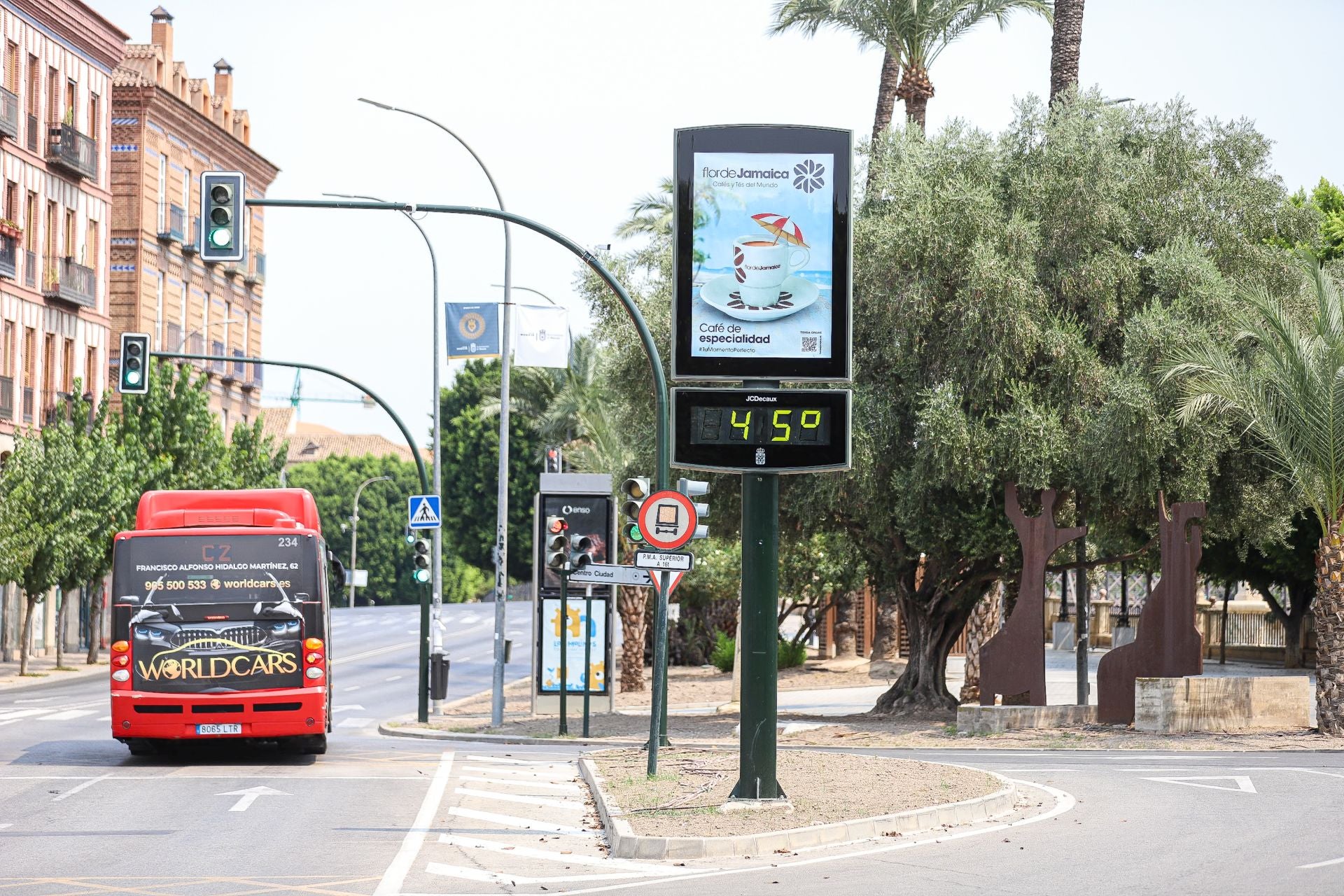 En imágenes, Murcia sufre la alerta roja por calor y el pabellón Cagigal se habilita como refugio climático