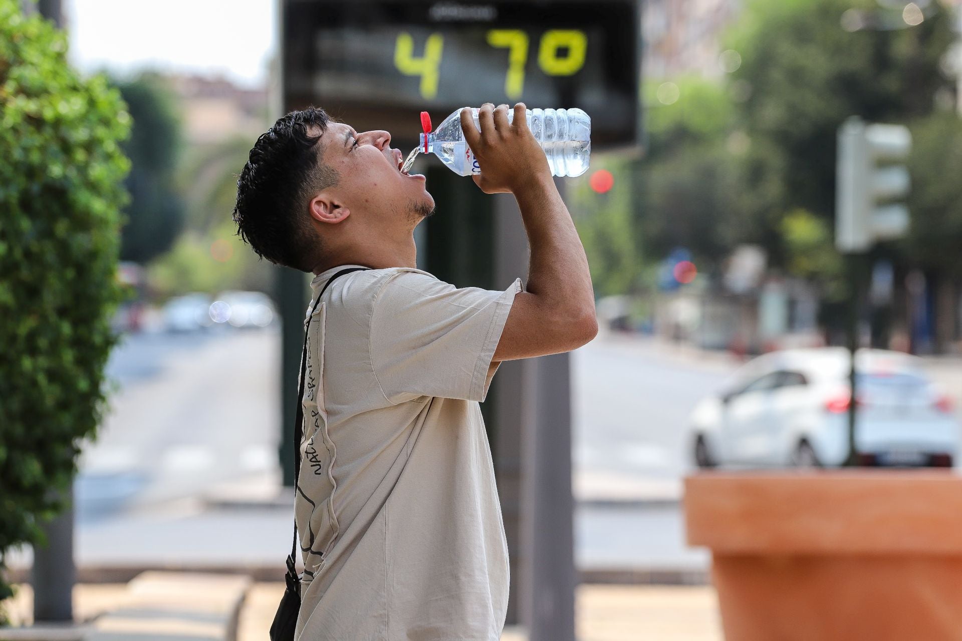 En imágenes, Murcia sufre la alerta roja por calor y el pabellón Cagigal se habilita como refugio climático