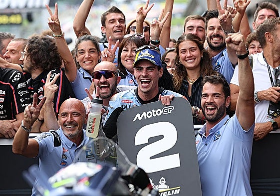 Fermín Aldeguer celebra junto a su equipo el segundo puesto logrado en Austria este domingo.