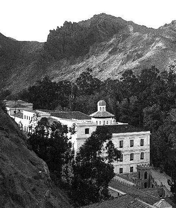 Imagen secundaria 2 - Arriba, barquero en el balneario de Archena con la barca 'Carmencita', en 1919. Abajo, a la izquierda, hoteles Balneario y Victoria, en Fortuna-Leana (1950). A la derecha, vista parcial del balneario de Archena en 1915. 