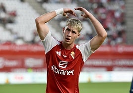 Toral anima a la grada del Murcia, en el partido contra el Marbella de la pasada temporada.