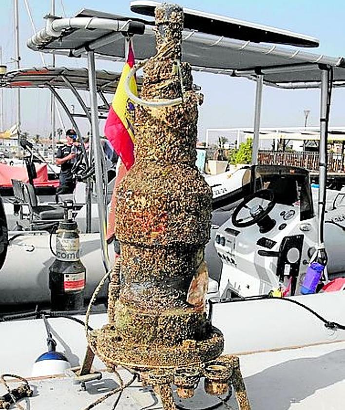 Imagen secundaria 2 - Izquierda: Registro de salinidad y nivel freático en Los Alcázares. Derecha: Tras dos semanas en servicio bajo el agua, así queda una de las boyas perfiladoras del Imida.