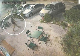 Una cámara graba cómo el acusado abandona el bar Mamy Blue en la noche de Halloween.