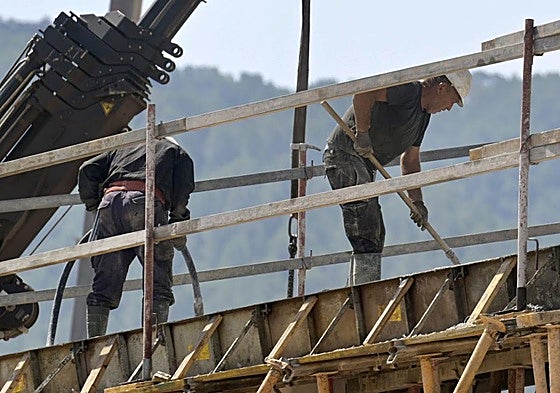 Trabajadores de la construcción, durante su jornada laboral, en una imagen de archivo.