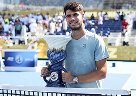 Carlos Alcaraz posa con el trofeo de Cincinnati tras el partido.