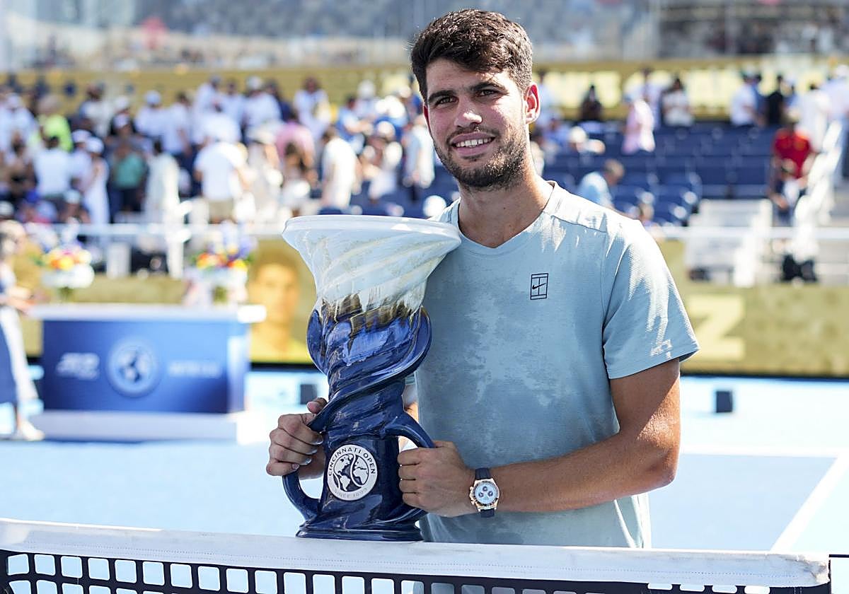 Carlos Alcaraz posa con el trofeo de Cincinnati tras el partido.