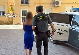 Uno de los agentes de la Guardia Civil arrestando a uno de los detenidos.