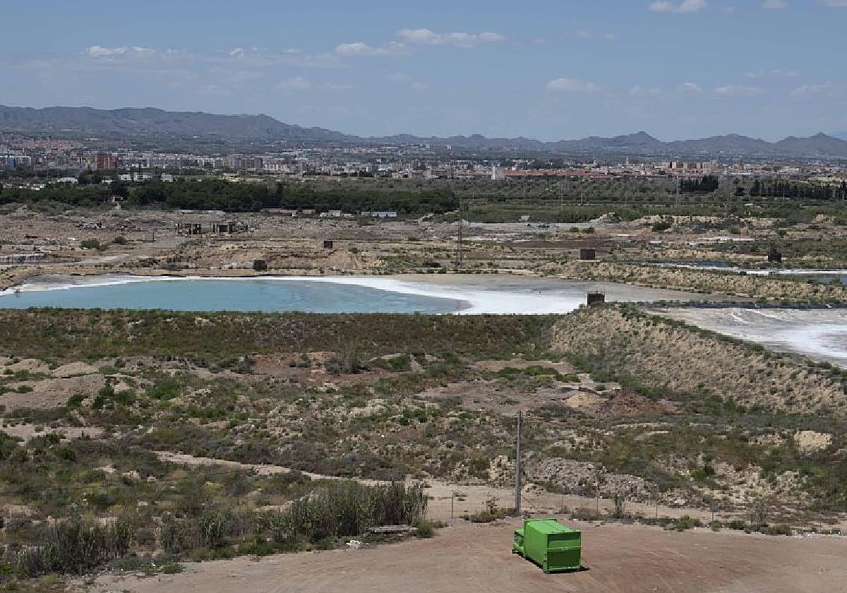Depósitos de residuos peligrosos de la antigua fábrica de Zinsa, vistos desde el polígono industrial Cabezo Beaza, con la ciudad al fondo.