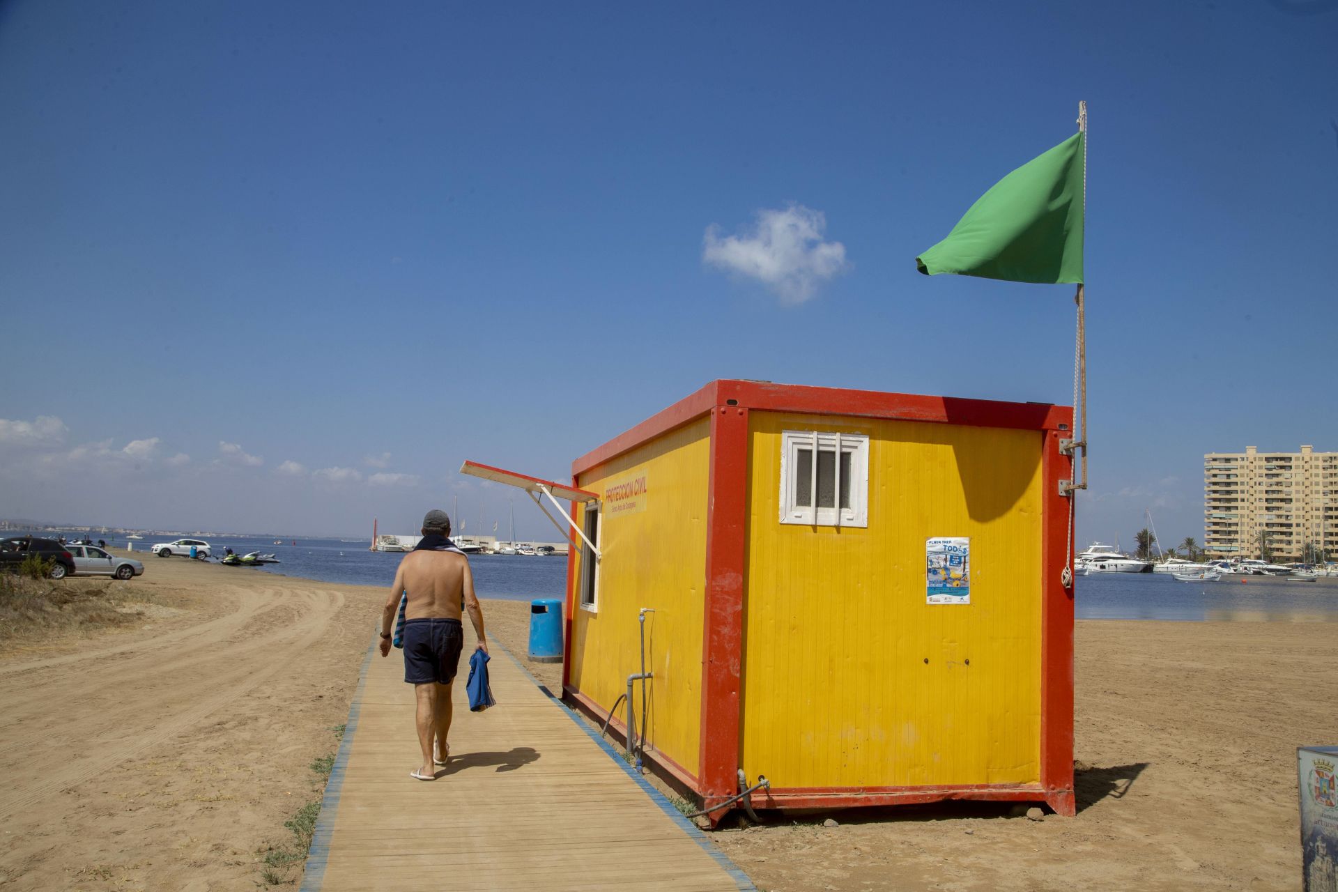 Una playa con bandera verde, en una foto de archivo.