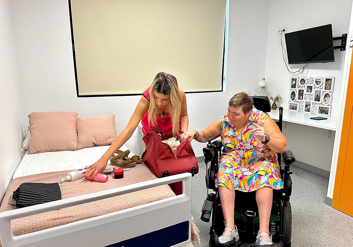 La edil de Oenegés en el Ayuntamiento de Lorca, Belén Díaz, en una visita a las instalaciones de Apandis.