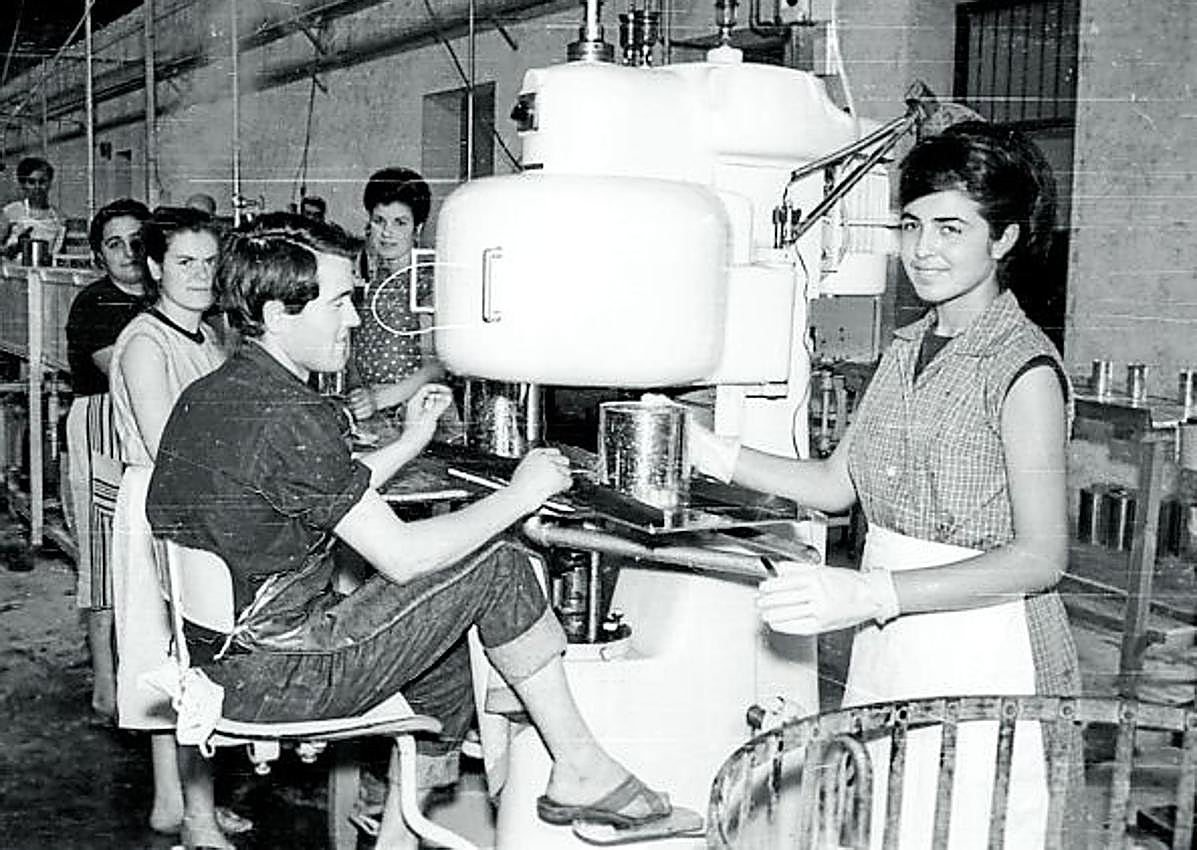 Imagen secundaria 1 - Arriba: Mujeres envasando albaricoques (c. 1960). Abajo: Trabajadores de una fábrica conservera en la máquina cerradora de latas (c. 1960) y trabajando con latas de envase (c. 1960). 