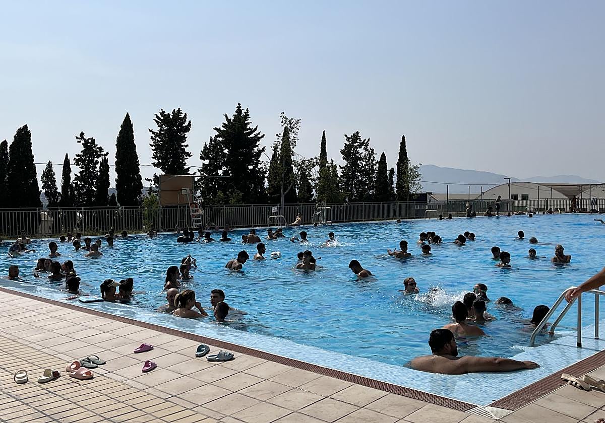 Vecinos de Molina en la piscina de El Romeral este domingo.