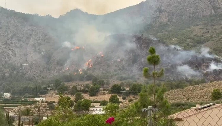 La pericia de este piloto de helicóptero para apagar un incendio en Abarán