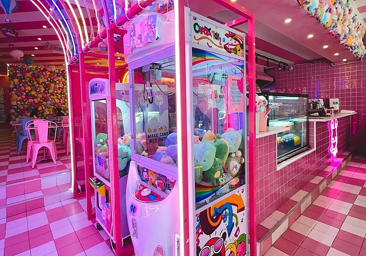 Camareras vestidas de sirvientas y gofres arcoíris: así es la nueva cafetería 'kawaii' de Murcia.
