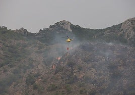 Un helicóptero lanza agua sobre las llamas en el incendio de Abarán.