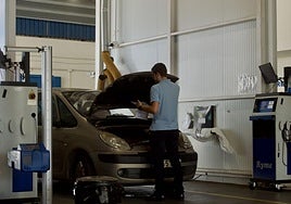 Un empleado de una ITV de Murcia pasa la inspección a un vehículo