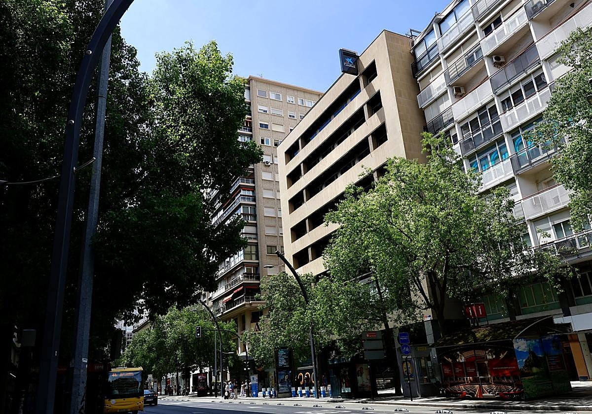 Sede Social de la Caja de Ahorros de Murcia (hoy CaixaBank). Enrique Carbonell y José María Torres Nadal. 1983.