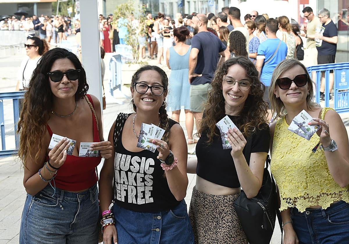 Imagen principal - Largas colas en el Mudem de Molina para conseguir las últimas entradas para el B-Side