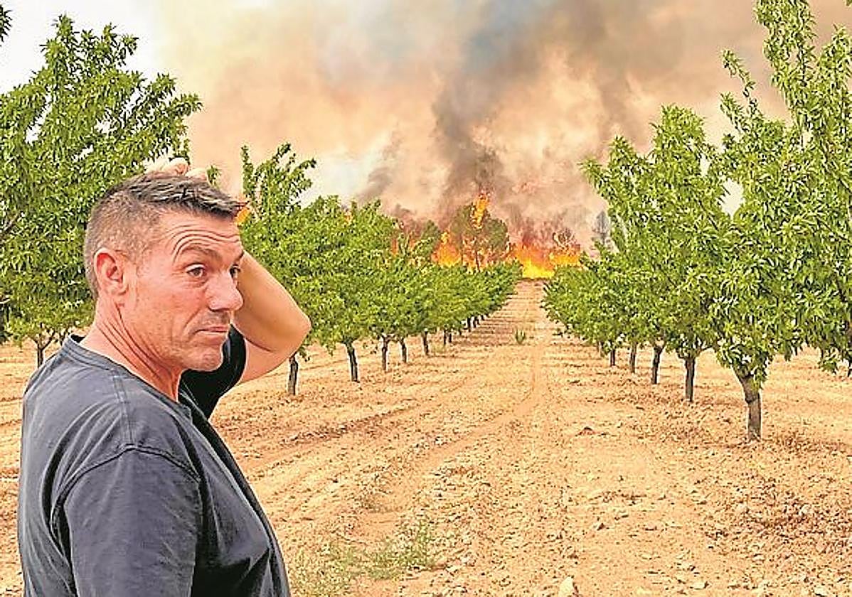 José Manuel Sánchez, el lunes ante el incendio en Cieza.