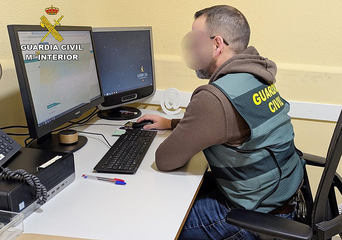 Agente de la Guardia Civil trabajando en la operación 'Nearfone'.