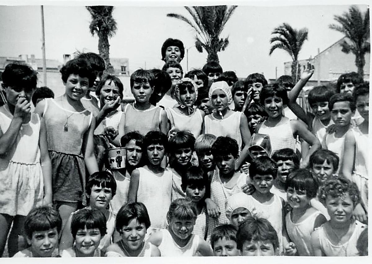 Imagen secundaria 1 - Izquierda: Niñas y niños internos de la Casa José Antonio en las colonias de verano en el Puerto de Mazarrón (c. 1960-1965). Colección Casa José Antonio. Derecha: Grupo de niños y adultos de la Casa José Antonio en una excursión campestre (c. 1961). Foto Luz (Colección Casa José Antonio).
